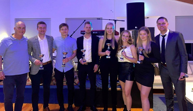 Glæstur hópur efnilegra og þeirra er þóttu best á sínu sviði. Á verðlaunabikurum halda þau Jónas Aron, Sigurður Pétur, Ísak, Bryndís Rut, Hannah Jane Cade og Magnea Petra en á sinn hvorum endanum standa þeir Ulf Örth og Donni, þjálfarar meistaraflokka Tindastóls. Myndir: Bergljót Ásta Pétursdóttir.
