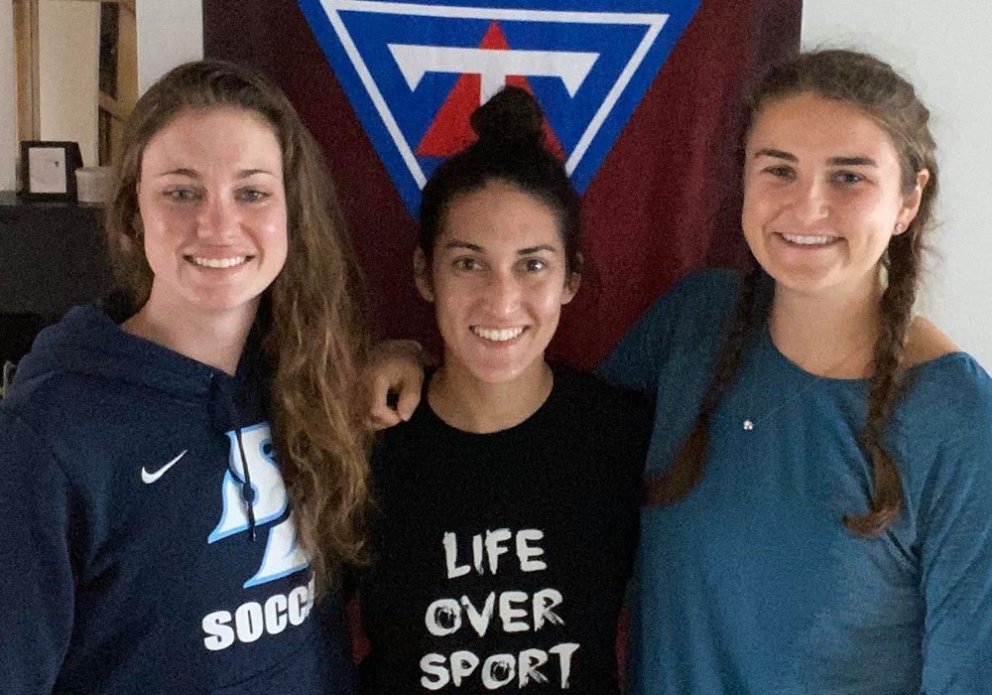 Amber, Jackie og Mur byrjaðar að skreyta íbúðina. MYNDIR AÐSENDAR