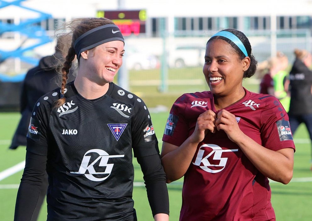 Amber og Dom brosmildar í leikslok eftir að hafa loks haldið hreinu. MYND: ÓAB