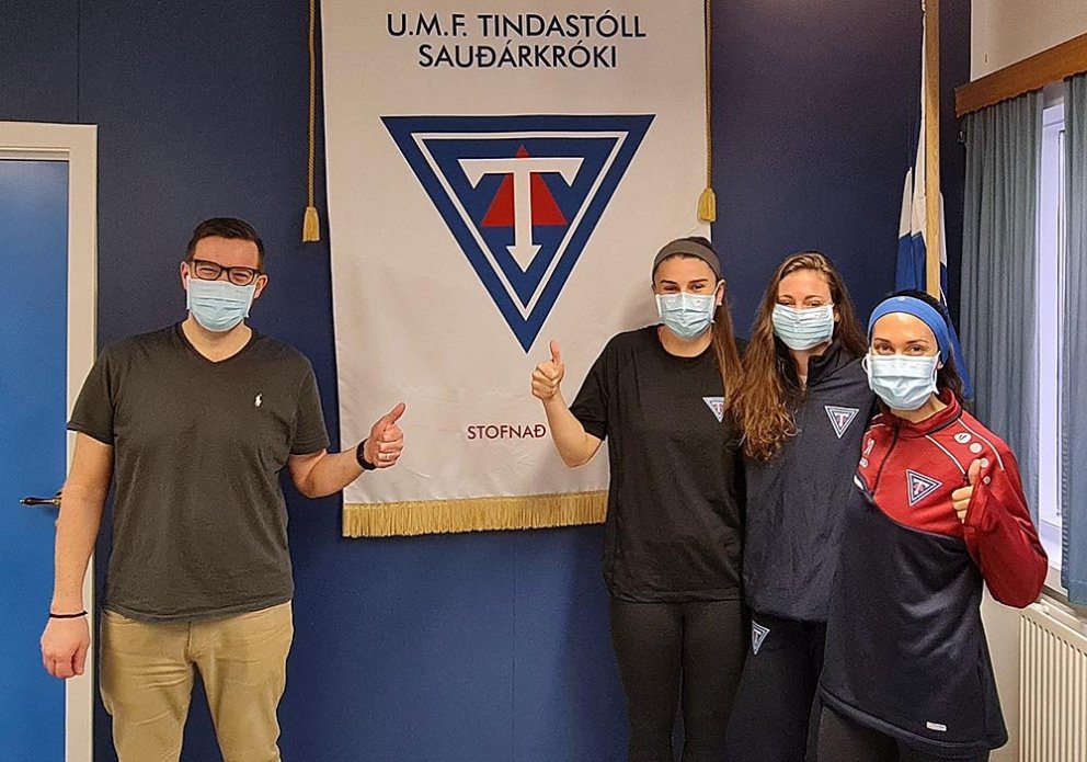 Rúnar formaður ásamt þeim Mur, Amber og Jackie við undirritun samninga. AÐSEND MYND