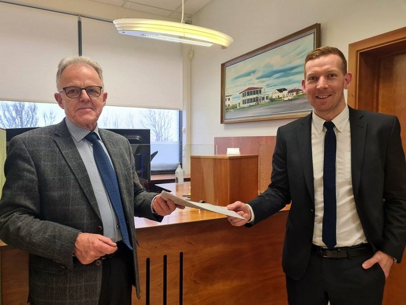 Magnús Barðdal Reynisson afhendir Jóhannesi Torfasyni afsal fyrir húsinu. Mynd af huni.is.