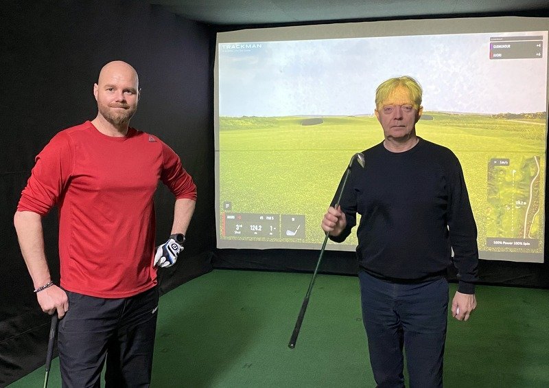 Andri Þór Árnason og Guðmundur Ragnarsson prófa herminn. Mynd: KBH.