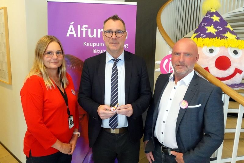 Anna Hildur Guðmundsdóttir formaður SÁÁ og Þráinn Farestveit varaformaður ásamt Willum Þór Þórssyni ráðherra heilbrigðismála, en Willum kom í heimsókn til SÁÁ til að kaupa fyrsta Álfinn. Aðsendar myndir.