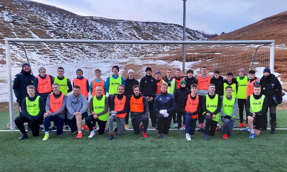 26 kappar af Norðurlandi vestra voru mættir til æfinga á gervigrasið á Króknum fyrir jólin. Þetta er sannarlega spennandi samstarf og jákvætt fyrir alla aðila. MYND: TINDASTÓLL.IS