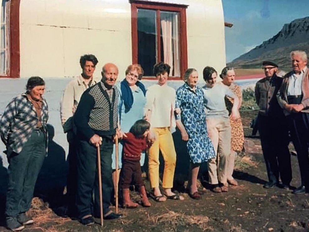 Frá vinstri: Bríet Guðmundsdóttir, Friðrik Antonsson, Anton Jónsson, Guðríður
Hjaltested, Guðný Friðriksdóttir, Þóra Antonsdóttir, Steinunn Guðmundsdóttir,
Guðrún Þórðardóttir, Guðný Finnsdóttir, Þórður Sigurðsson og Friðrik Guðmundsson.