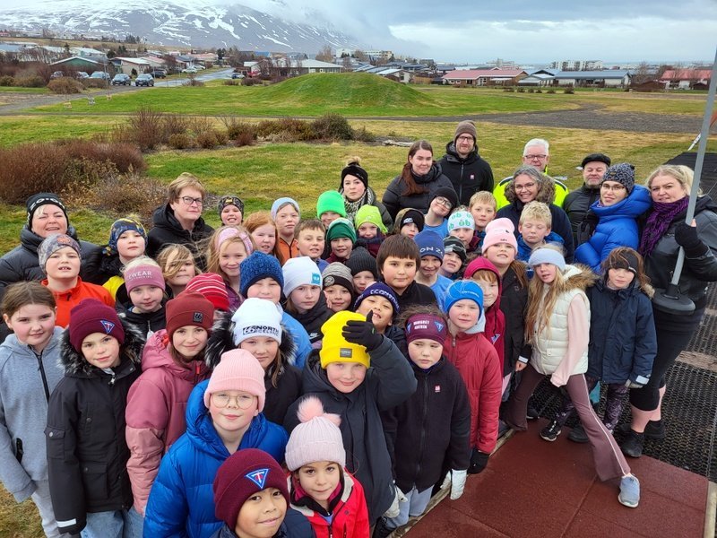 Stórum áfanga í uppbyggingu fjölskyldugarðs Kiwanisklúbbsins Freyju í Skagafirði var náð í dag þegar fyrsta leiktækið var formlega afhent æskufólki til notkunar en 4. bekkur Árskóla á Sauðárkróki mætti til að veita rólunni formlega viðtöku. Myndir: PF.
