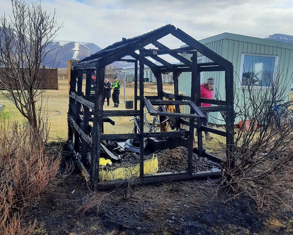 Garðhúsið brunnið til kaldra kola. MYNDIR FRÁ BRUNAVÖRNUM SKAGAFJARÐAR