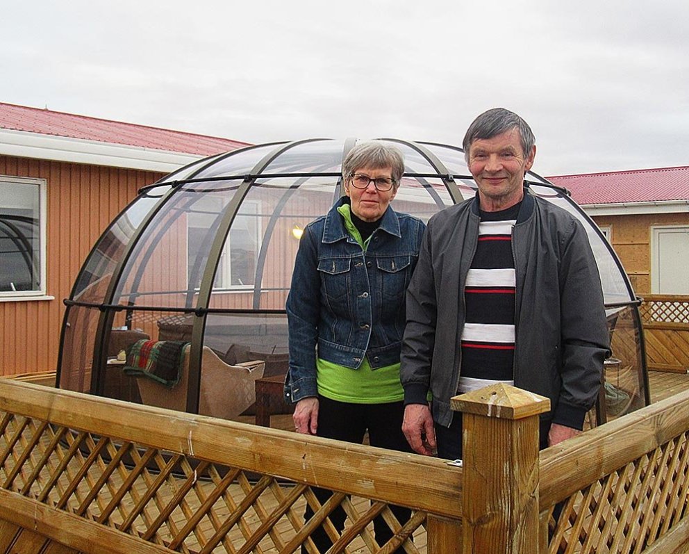 Valli og konan, Ólöf Pálmadóttir, í garðinum. MYND AÐSEND