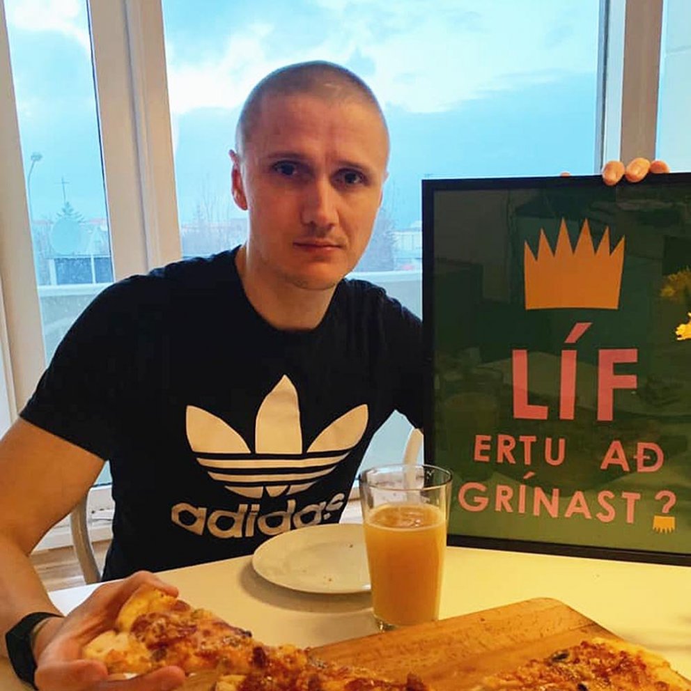 Atli Fannar og spurning ársins. MYND AF FB