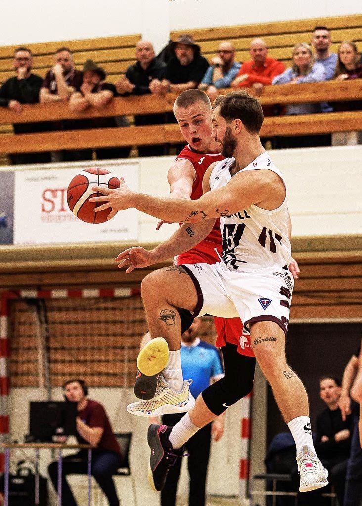 Arnar Björnsson í aksjón gegn Gimle í vikunni. Hann var aftur í stuði í Breiðholtinu í gær. MYND: DAVÍÐ MÁR