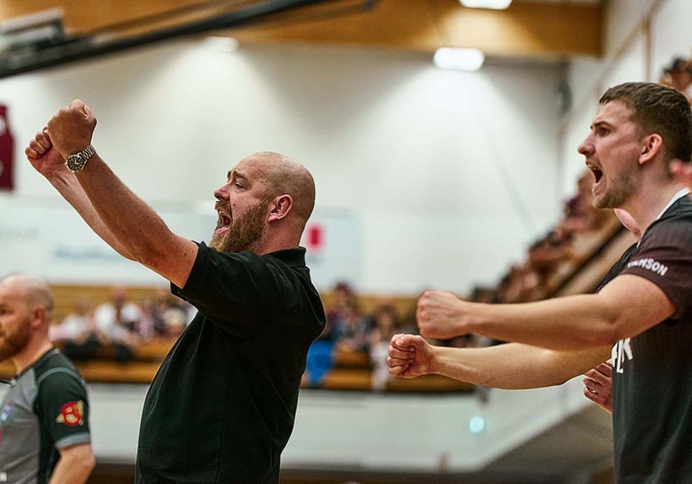 Arnar þjálfari og Pétur fyrirliði hvetja sína menn áfram í gærkvöldi. MYND: SIGURÐUR INGI