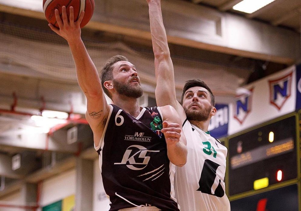 Arnar og Super Mario eigast við í Ljónagryfjunni í gær. MYND: DAVÍÐ MÁR