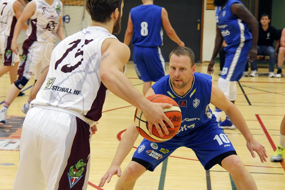 Sigtryggur Arnar með boltann og Sveinbjörn Claessen fylgist einbeittur með.  MYND: ÓAB