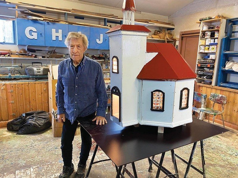 Mynd: Níræður Árni við nýbyggða eftirlíkingu af Silfrastaðakirkju. Mynd: Eyþór Árnason