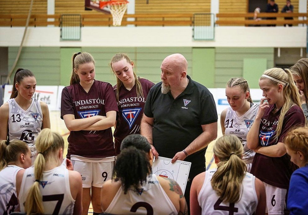 Árni Eggert fer yfir málin með stelpunum í liði Tindastóls. MYND: HJALTI ÁRNA