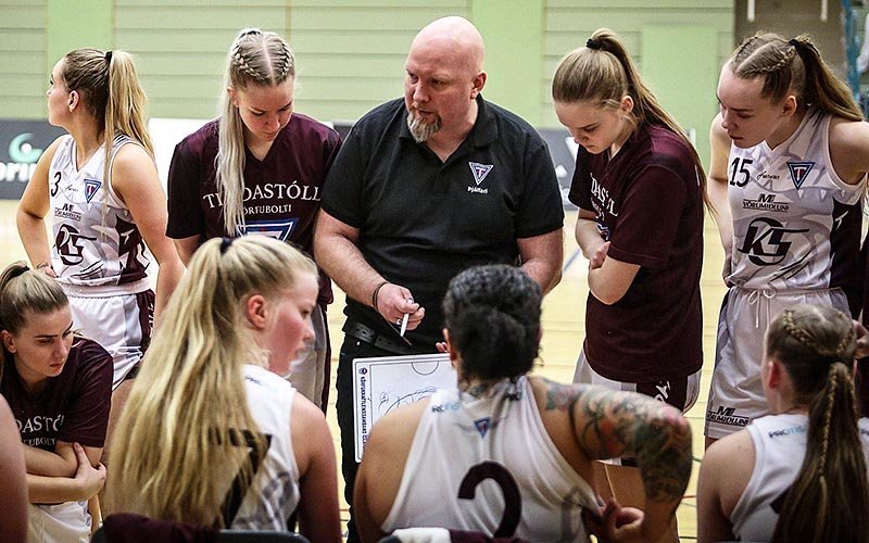 Árni Eggert og Stólastúlkur fara yfir málin í leikhléi. MYND: HJALTI ÁRNA