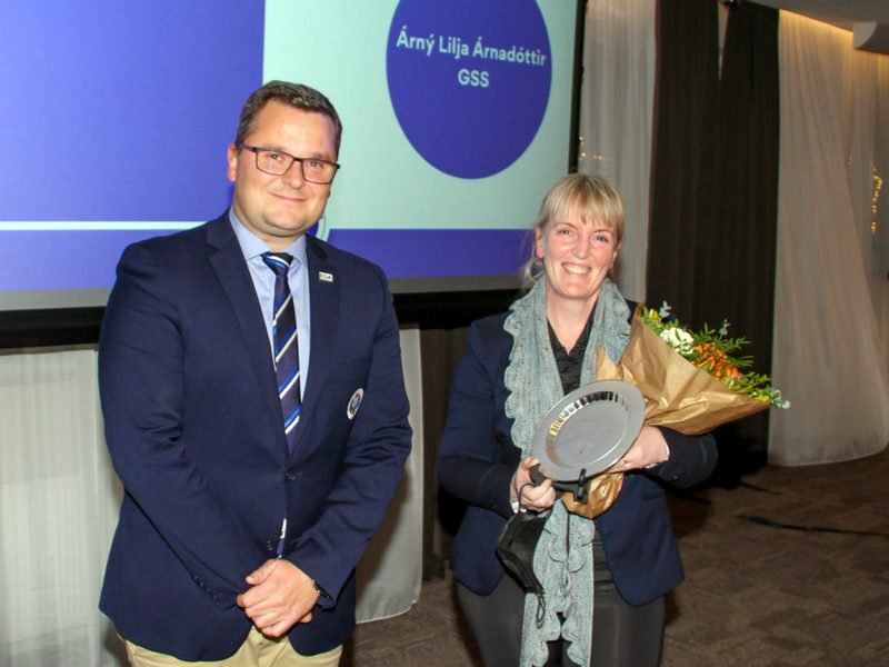 Haukur Örn Birgisson, forseti GSÍ, afhenti viðurkenninguna á þingi GSÍ sem fram fer í Reykjavík. Mynd: Golf.is