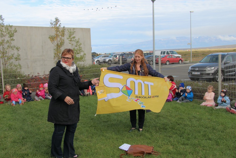 Selma Barðdal Reynisdóttir afhendir Önnu Jónu Guðmundsdóttur SMT-fánann. Ljósm./BÞ