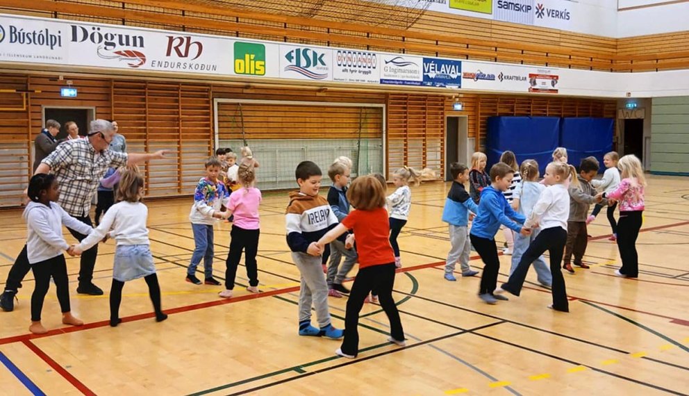 Nemendur í 1. bekk Árskóla stíga dansinn. MYND: ÁRSKÓLI:IS