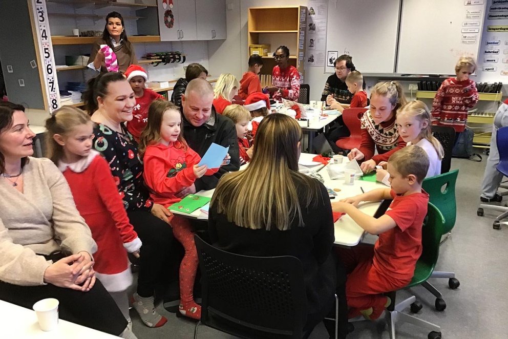 Notaleg samvera á yngsta stigi í dag þar sem unnið var að jólakortagerð, músastigum og boðið uppá jólate. MYN AF FB-SÍÐU ÁRSKÓLA