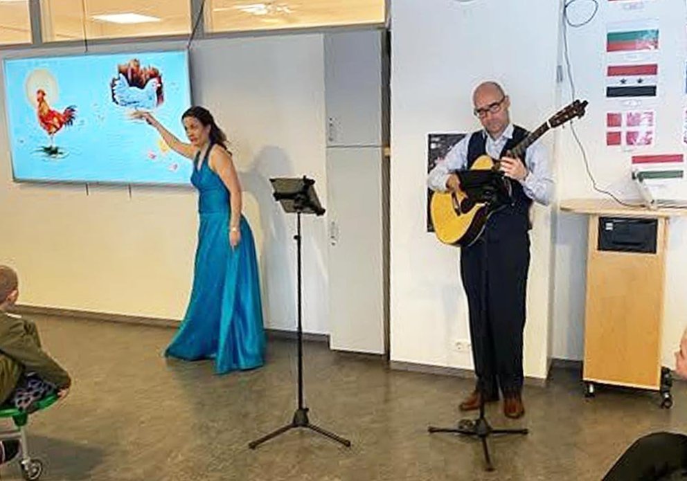 Tvíeykið Dúó Atlantico í Árskóla. MYND AF ÁRSKÓLI.IS