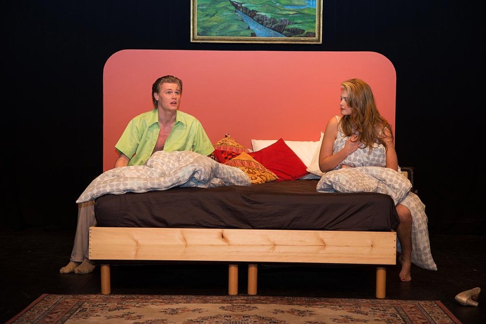 Frá sýningu Leikfélags Sauðárkróks á Sæluvikustykkinu Á sama tíma að ári. Ísak Agnarsson og Lillý. MYND: GG