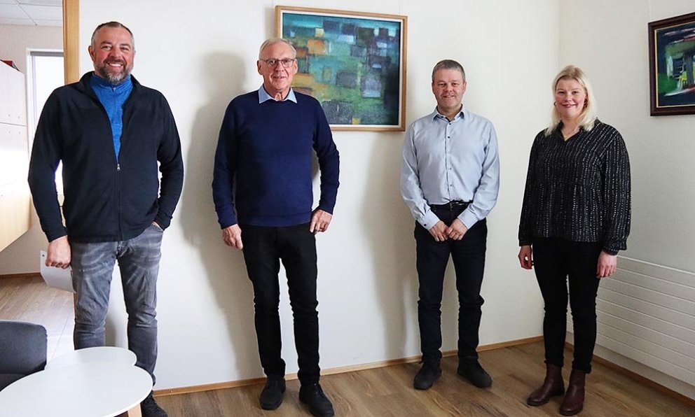 Sigfúst Ingi Sigfússon tók við áskoruninni fyrir hönd sveitarstjórnar. Frá vinstri: Róbert Óttarsson, Magnús Svavarsson, Sigfús Ingi og sr. Sigríður Gunnarsdóttir. MYND: ÓAB