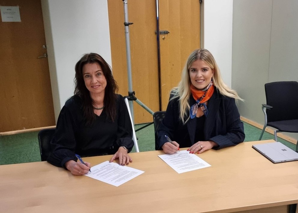 Hólmfríður Sveinsdóttir og Áslaug Arna skrifa undir á Málþingi Jóns Bjarnasonar. MYND STJÓRNARRÁÐIÐ