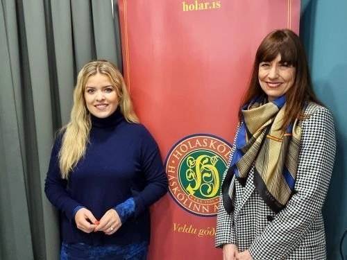 Áslaug Arna Sigurbjörnsdóttir, ráðherra háskóla, iðnaðar og nýsköpunar og dr. Hólmfríður Sveinsdóttir, nýr rektor Háskólans á Hólum. Mynd af Holar.is.