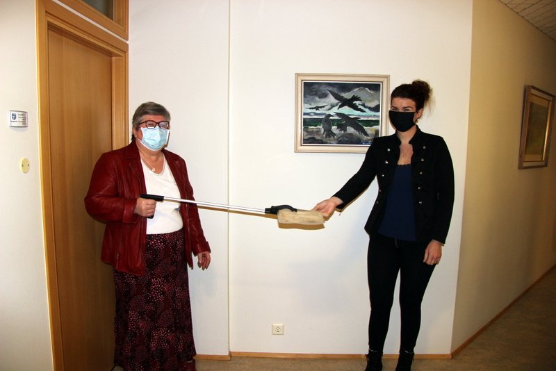 Það var vel gætt að sóttvörnum og tveggja metra reglunni þegar afmælisbarnið, Ásta Ólöf Jónsdóttir, afhenti Guðrúnu Hönnu Kristjánsdóttur gjafabréf að garðskúr sem var afrakstur gjafa frá afmælisgestum hennar. Mynd: PF.