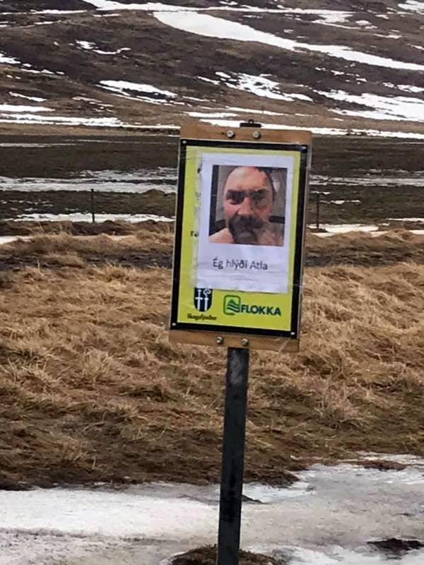 Ég hlýði Atla, stendur á hinu nýja skilti gámasvæðisins í Hjaltadalnum. Mynd af FB.