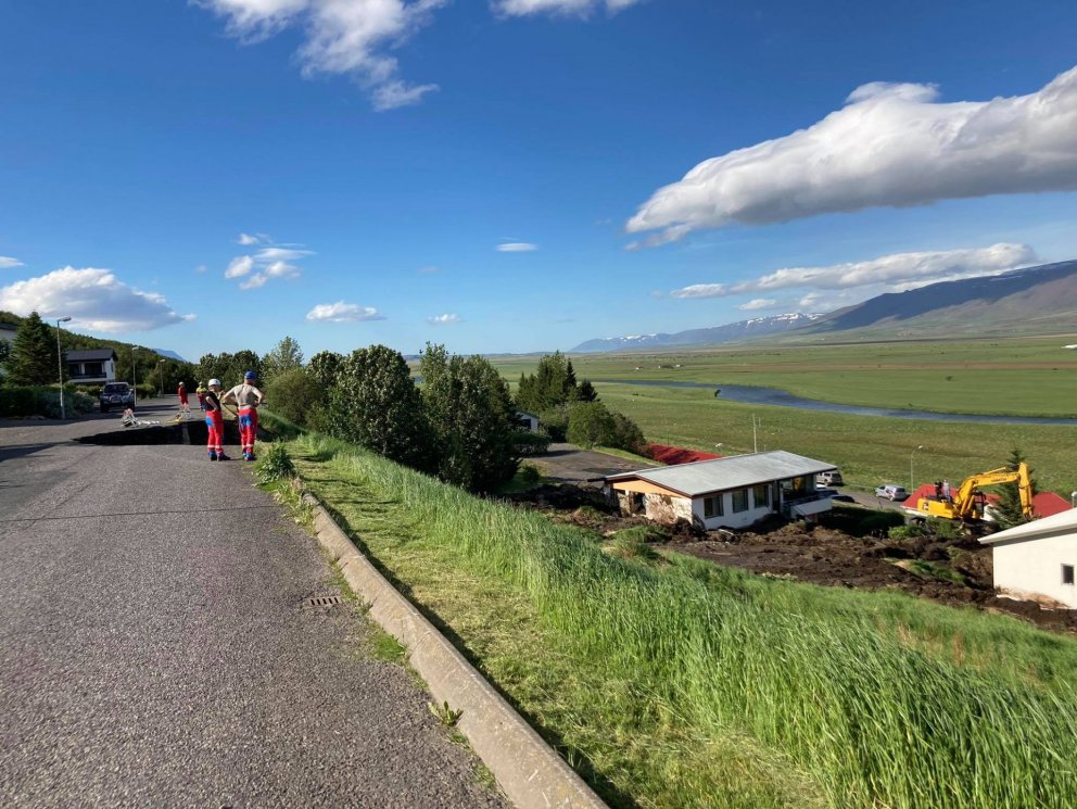 Aurskriðan tók með sér hluta úr götunni á Norðurbrún. Mynd: SMH