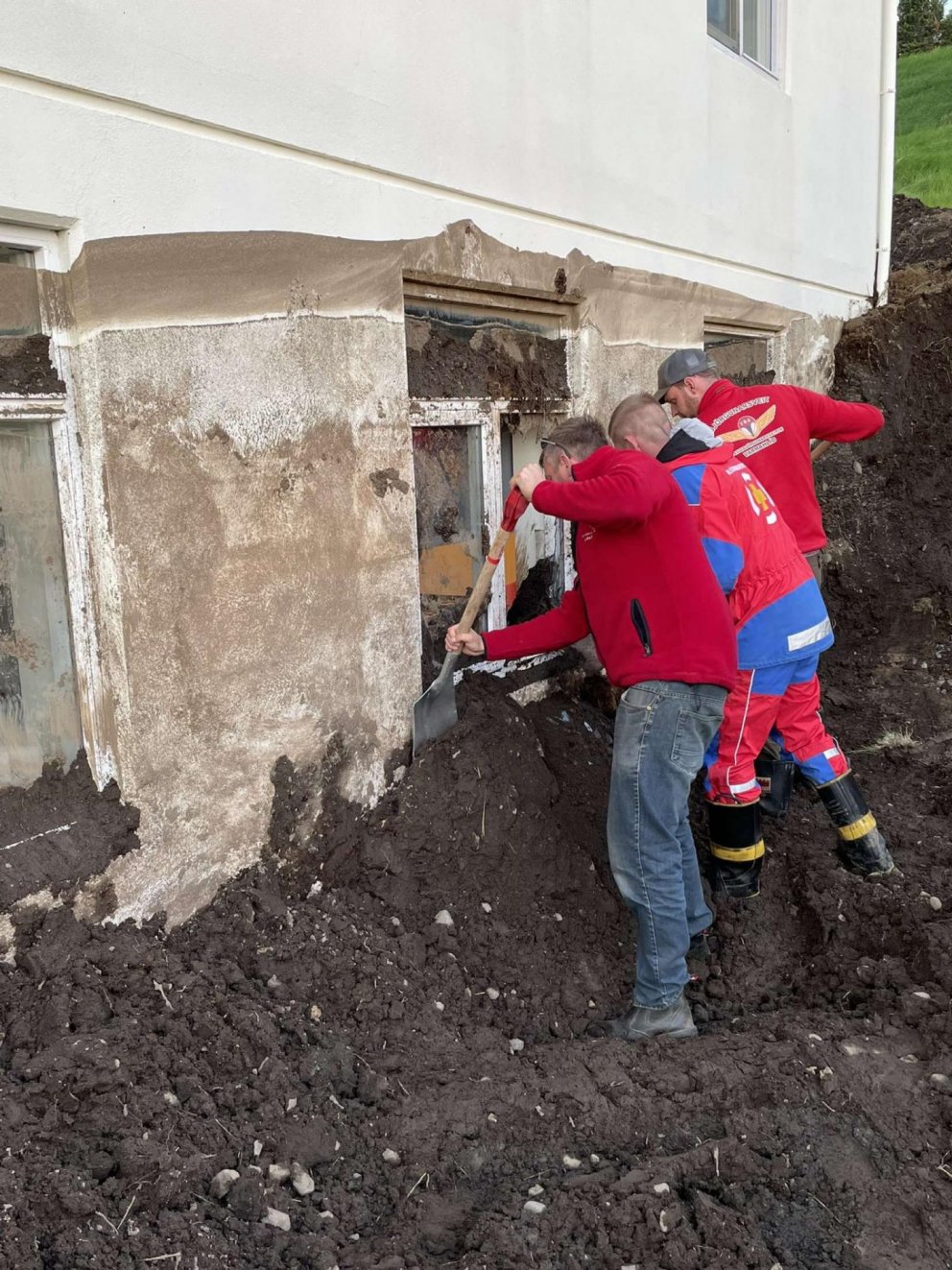 Meðlimir úr Flugbjörgunarsveitinni í Varmahlíð grafa frá húsi númer 15 við Laugaveg. Mynd: Gréta María Halldórsdóttir
