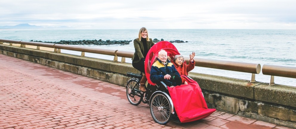 Hjólið er rafknúið og getur hjólreiðamaður verið með tvo fyrir fram sig.