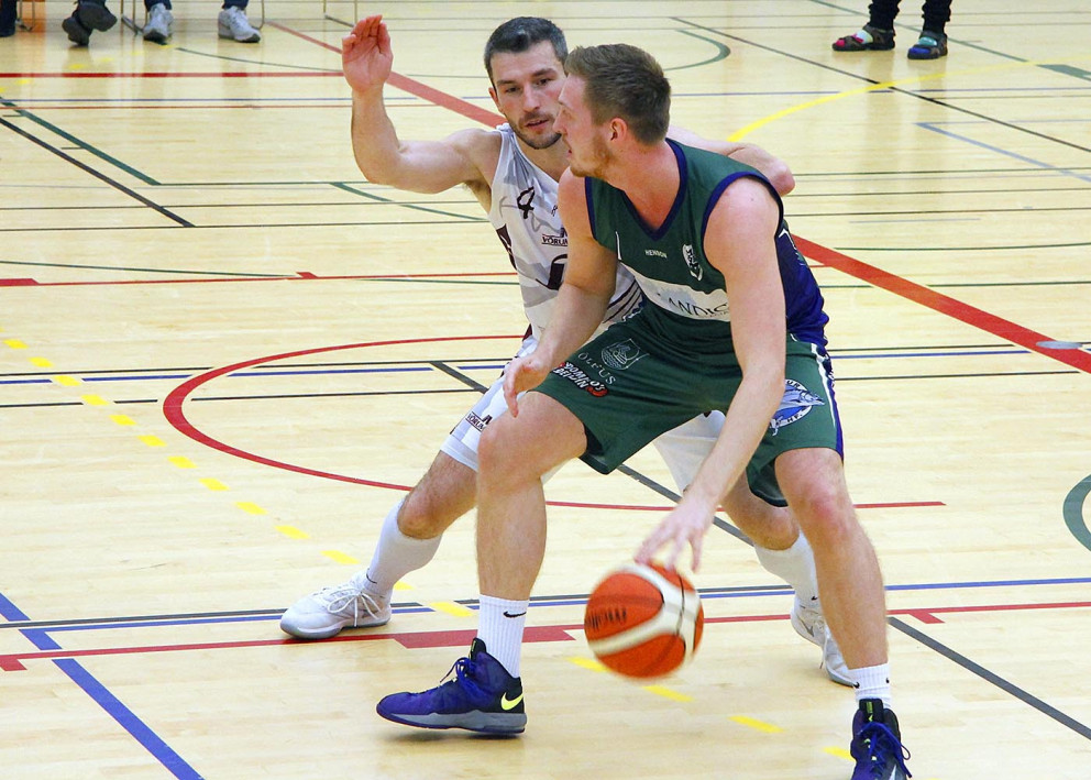 Axel Kára spilar vörn. MYND: ÓAB