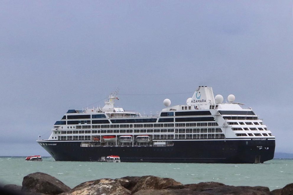 Rétt utan við höfnina á Króknum liggur Azamara. Hvar eru mörg a í því? MYND: ÓAB