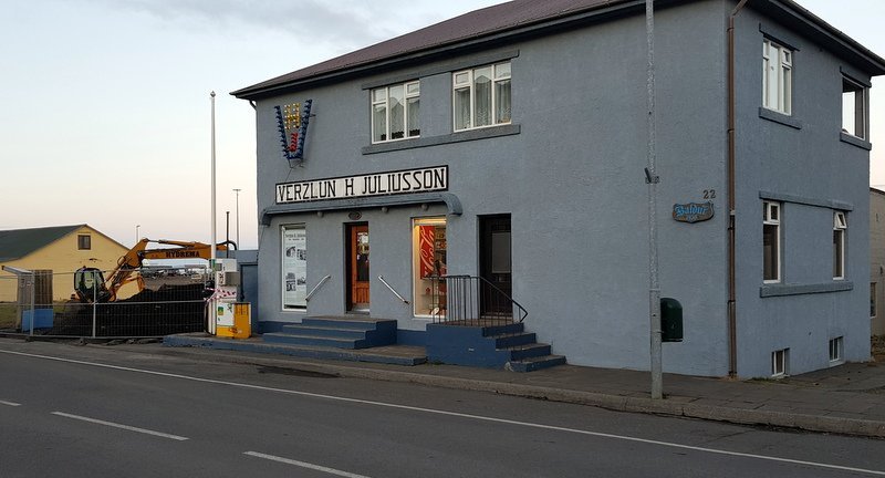 Það verður sjónarsviptir af bensíndælunni við Verslun Haraldar Júlíussonar, eða bara Bjarna Har, en hún mun brátt hverfa af stalli sínum. Mynd: PF