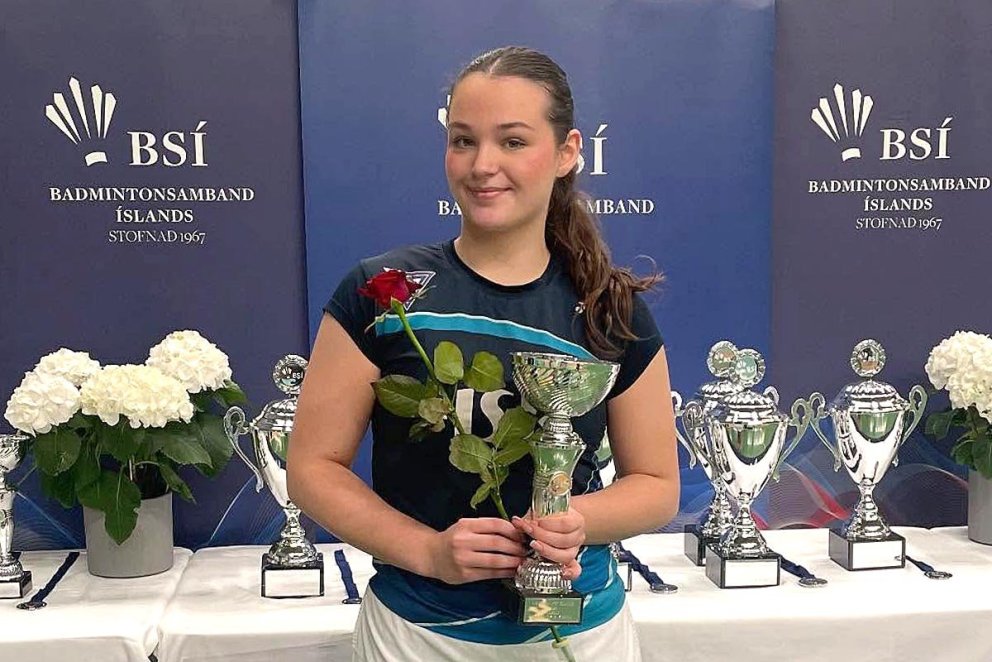 Emma Katrín með verðlaunin. MYND AF NETINU