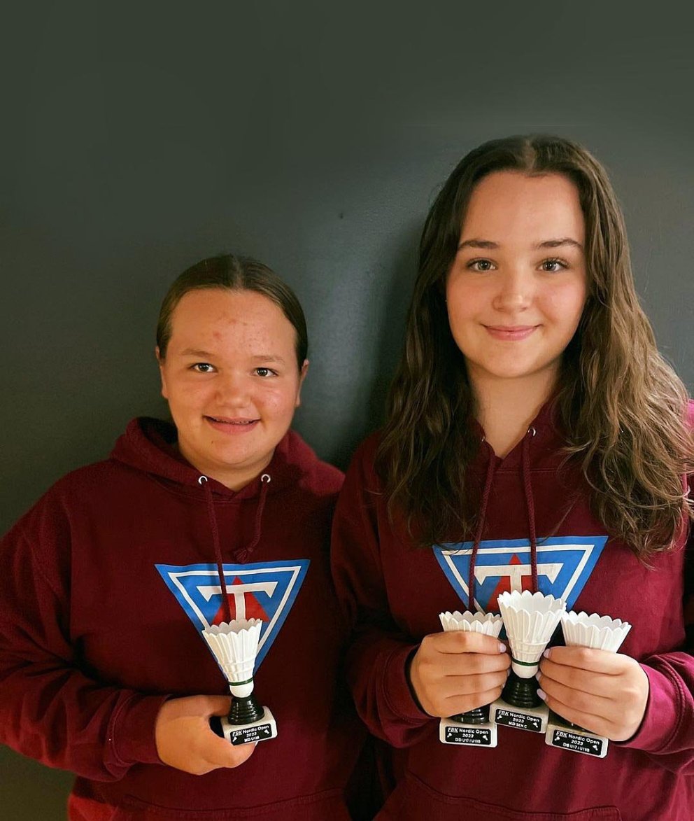 Júlía Marín og Emma Katriín með verðlaunin. MYND AF SÍÐU BADMINTONDEILDAR TINDASTÓLS