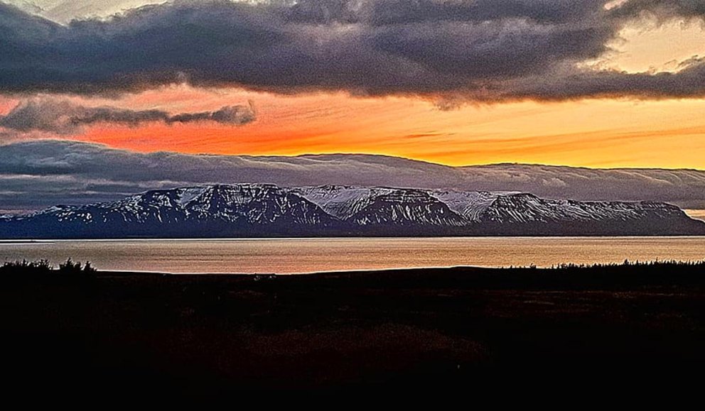 Þarna er sólin einhversstaðar á bakvið Tindastólinn. MYND: GUÐMUNDUR SVEINSSON