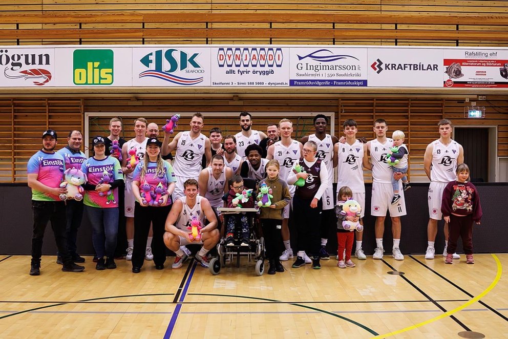 Tindastólsfólk og einstök börn að leik loknum. MYNDIR: DAVÍÐ MÁR