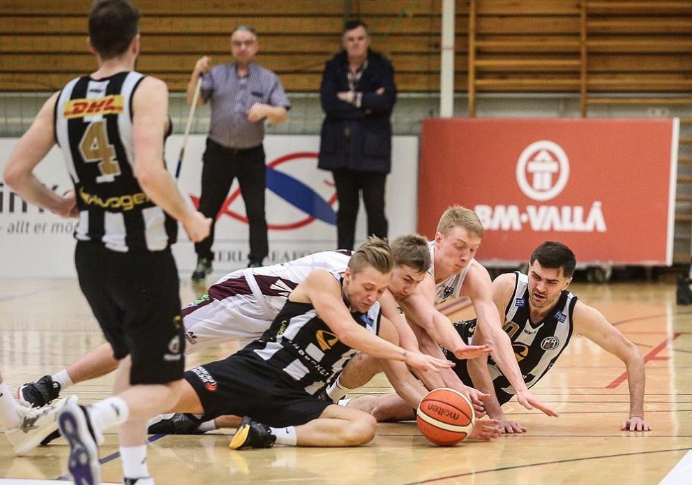 Barist um boltann. MYND: HJALTI ÁRNA