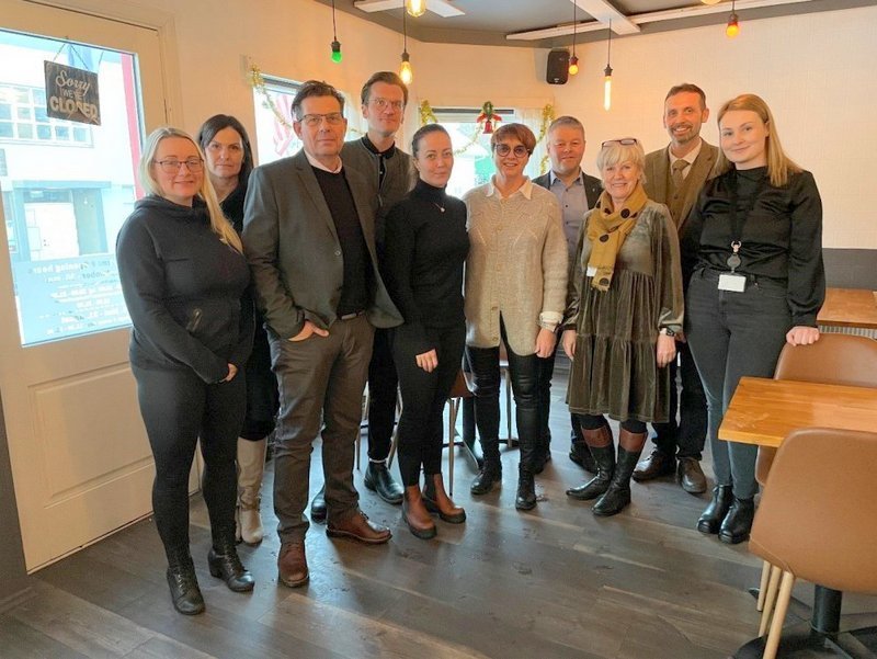 Frá vinstri: Sigrún Líndal Þrastardóttir, ráðgjafi í Félags- og skólaþjónustu A-Hún, Helga Helgadóttir, ráðgjafi félagsþjónustu í Fjallabyggð, Hjörtur Hjartarson, deildarstjóri félagsmáladeildar í Fjallabyggð, Anton Scheel Birgisson, sálfræðingur í Húnaþingi vestra, Sara Lind Kristjánsdóttir, félagsmálastjóri í Félags- og skólaþjónustu A-Hún, Gréta Sjöfn Guðmundsdóttir, félagsmálastjóri í Skagafirði, Sigfús Ingi Sigfússon, sveitarstjóri í Skagafirði, Herdís Á. Sæmundardóttir, sviðsstjóri fjölskyldusviðs í Skagafirði, Sigurður Þór Ágústsson, sviðsstjóri fjölskyldusviðs í Húnaþingi vestra og Margrét Petra Ragnarsdóttir, félagsráðgjafi í Skagafirði. Á myndina vantar Sigrúnu Elvu Benediktsdóttur félagsráðgjafa í Skagafirði. Mynd: Skagafjordur.is.