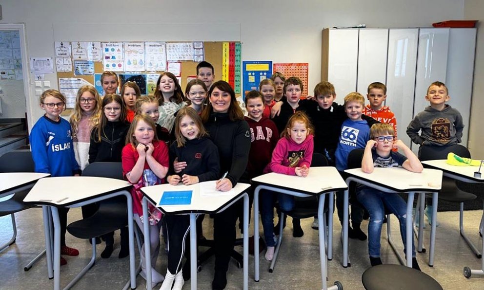 Sveitarstjóri með kátum krökkum í Höfðaskóla. MYND AF VEF SKAGASTRANDAR