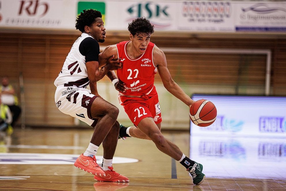 Basie spilar vörn gegn Gimle í Síkinu í október. MYND: DAVÍÐ MÁR