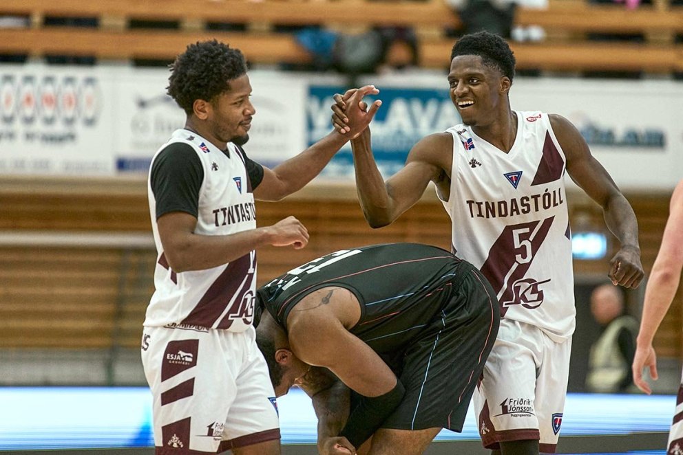 Basile og Taiwo sáttir í leiknum í gær en þeir voru báðir frábærir. Á neðri myndinni er Basile með viðurkenningu en hann var valinn MVP hjá liði Tindastóls. MYNDIR: SIGURÐUR INGI