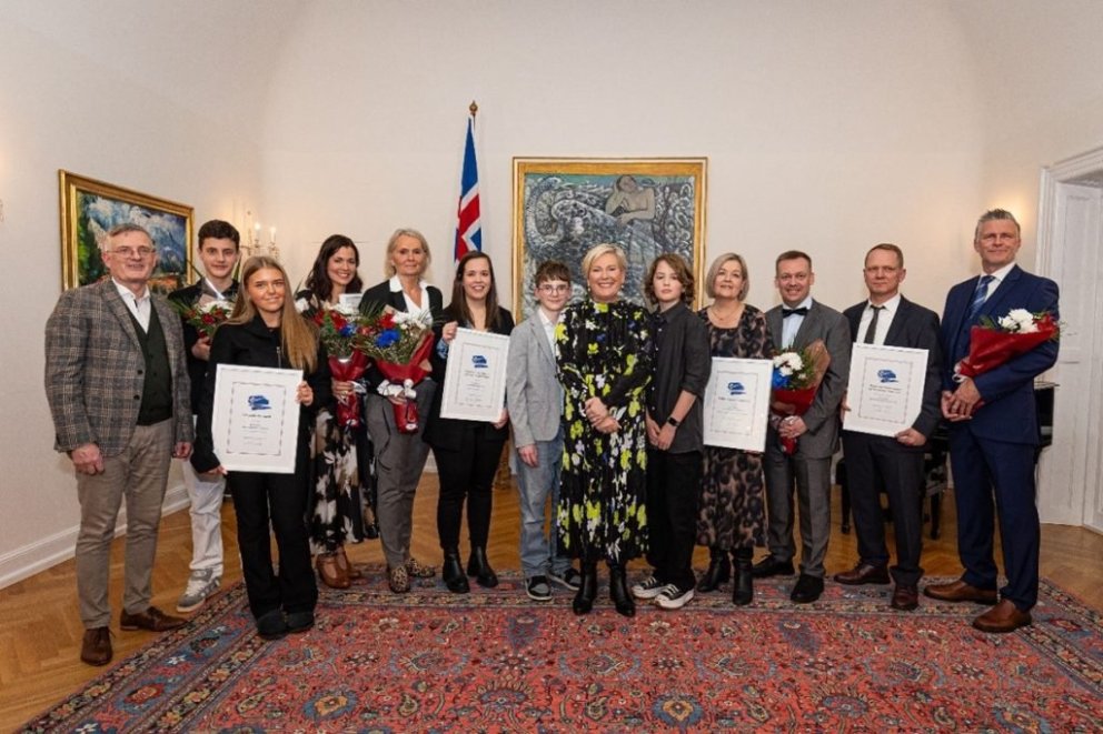 Verðlaunahafarnir með forseta Íslands eftir athöfnina á Bessastöðum í fyrra. Mynd tekin af skolathroun.is