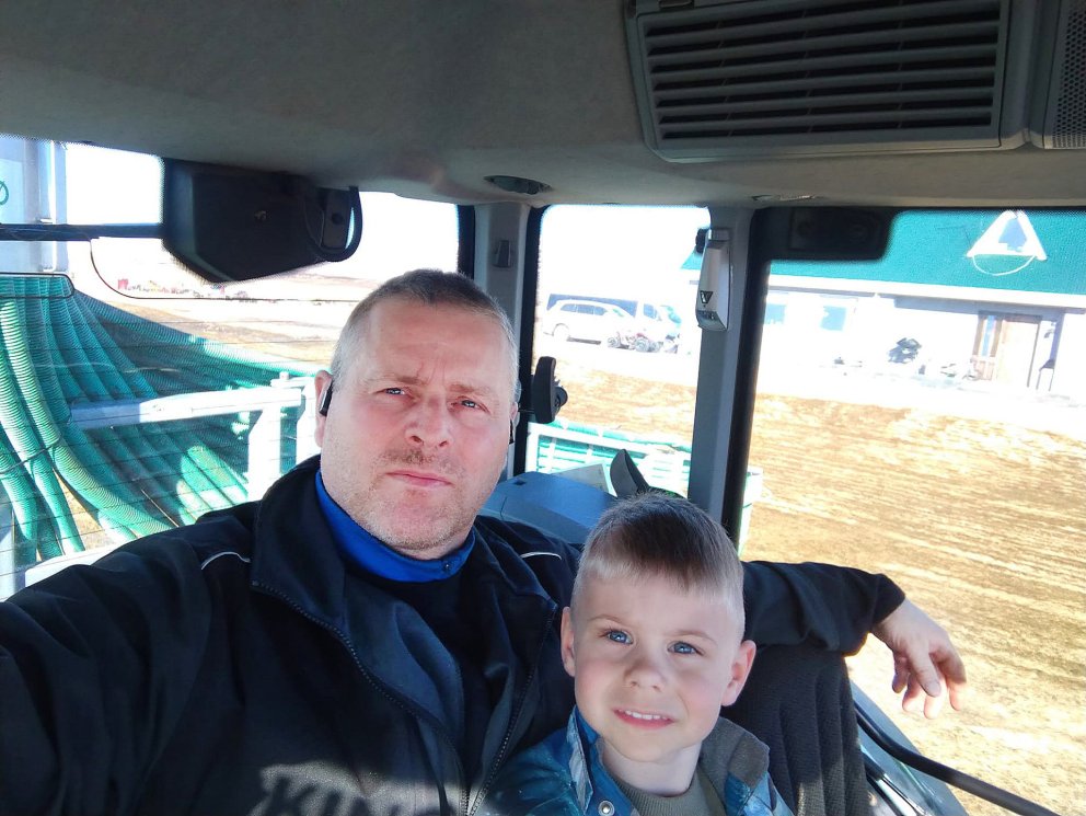 Bessi ásamt einum af afastrákunum sínum. MYND TEKIN AF FACEBOOK