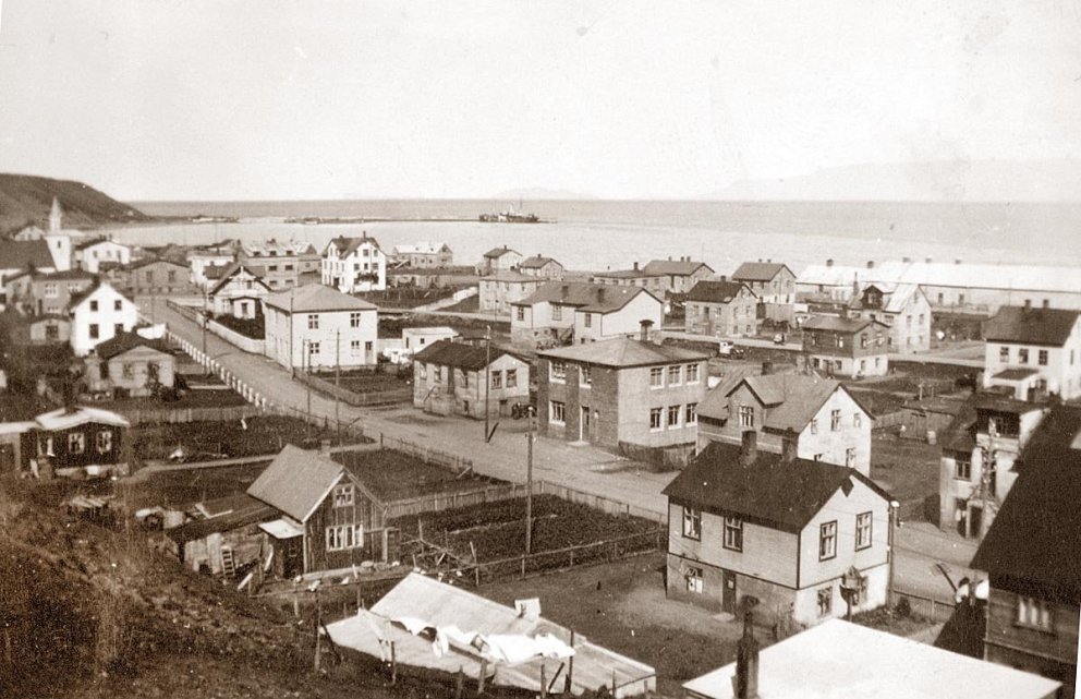 Bifröst um 1942 – búið að klæða húsið, viðbyggingar vestan við húsið.  MYND: HSk