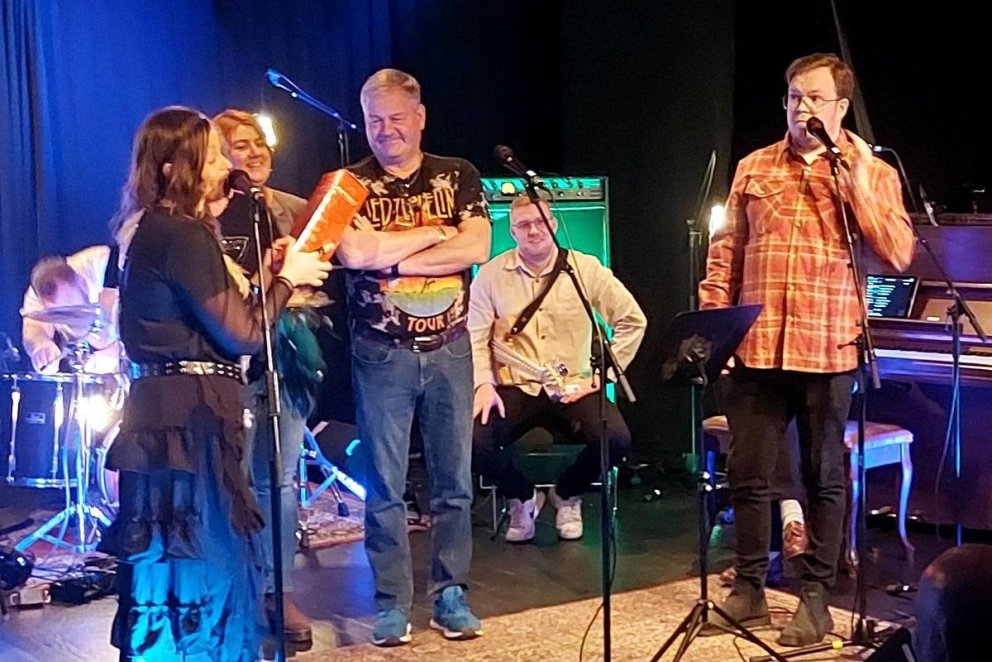 Fráfarndi og viðtakandi húsverðir í Bifröst á laugardaginn. Á myndinni má sjá lengst til vinstri: Sigurlaug Vordís, Helga Sigurbjörns, Sigurbjörn Björnsson og lenst til hægri er Fúsi Ben. Á myndina vantar Báru Jóns. MYND: GUÐBRANDUR ÆGIR